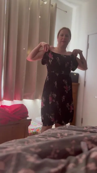 Stepmom sharing room with son gets dressed in front of him