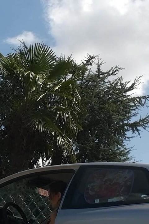 Revvving moj auto u ružičastom procvetanom flip flopsu