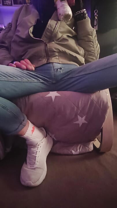 Tatina trbušica dok razgovara na telefonu