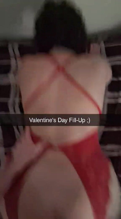 Valentijnsdag zonder condoom op zijn hondjes creampie