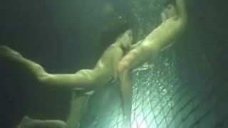 Sexo debaixo d'água boquete