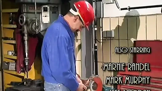 Писсинг-экшн с возбужденной немецкой блондинкой-сучкой в магазине механика