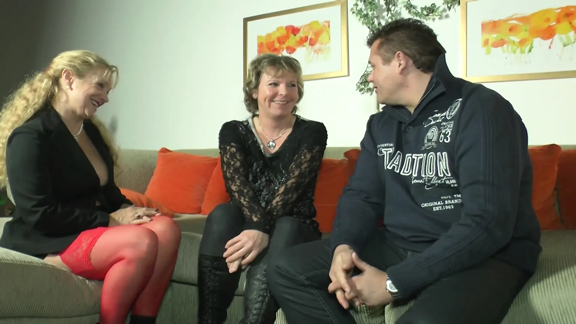 Szőke német pumák osztoznak a faszon amatőr hármasban