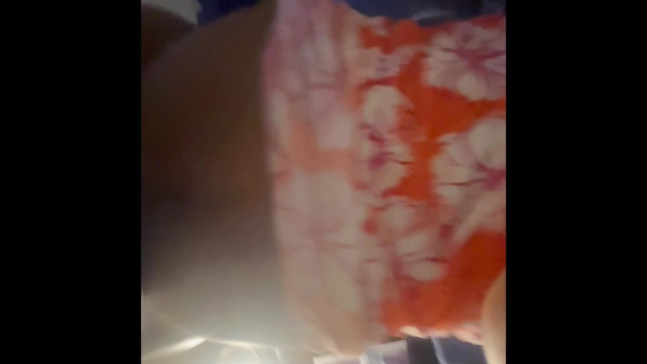 Χοντρός ταύρος απολαμβάνει αυτή την καυλιάρα γαλακτώδη υγρή γιαγιά