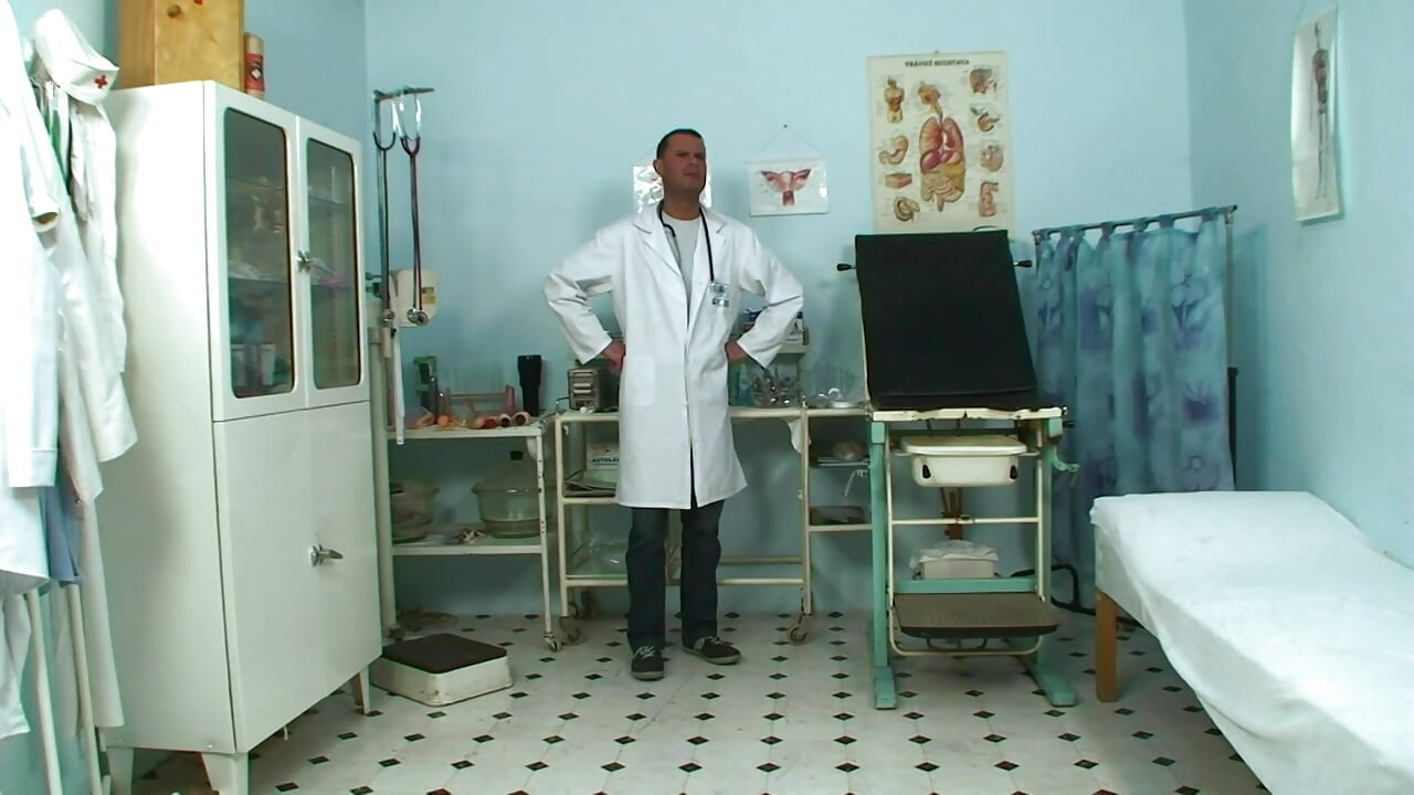 Η Jennifer βρέχεται στο γιατρό της και αφήνει τον εαυτό της να γαμηθεί στο κρεβάτι του ασθενούς