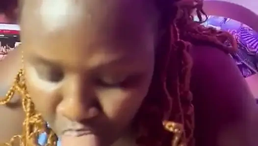 Ona derin gırtlak öpücüğü veriyor