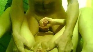 Masturbación con la mano en webcam