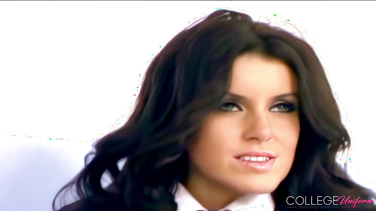 Fiona G'nin yer aldığı çoraplı ve üniformalı