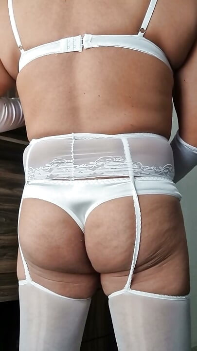 The Bride Was Not Satisfied on Her Wedding Night and Had to Use Her Vibrator to Finish Extracting Her Sissy Juice