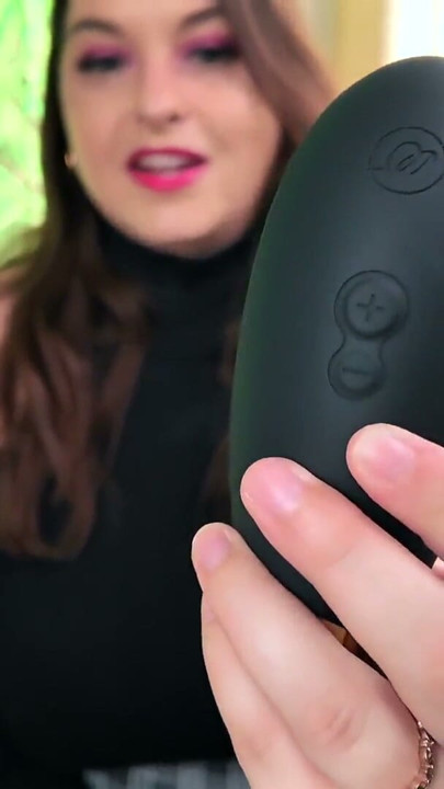 WOMANIZER PREMIUM 2 CLITORAL STIMULATOR REVIEW - SYDNEY SCREAMS | Clip 1