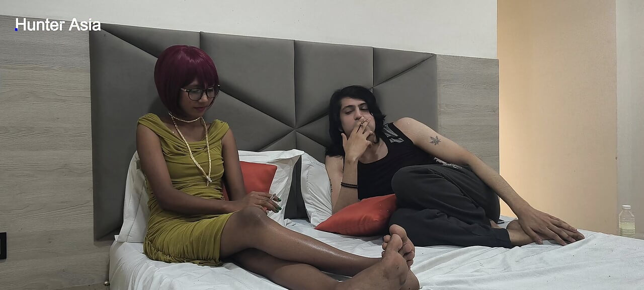 Iubita îl prinde pe iubit cu prietena ei. Atunci este de acord cu sexul în trei