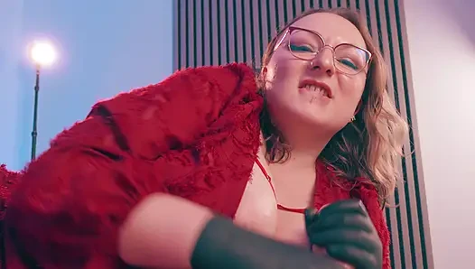 Eldivenli elle muamele el ağzına - baskın orta yaşlı seksi kadın tıbbi eldivenler kenar ve aşağılama sıska adam bakış açısı
