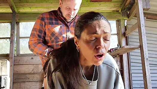 Ateşli orta yaşlı seksi kadın dışarıda götten sert sikiliyor ve gerçek anal yüzünü gösteriyor