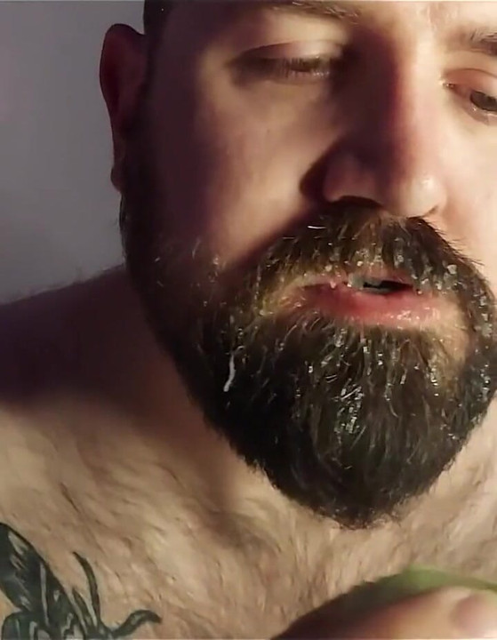 זונה קדושה מנשנשת - אוכלת מלון גמירה