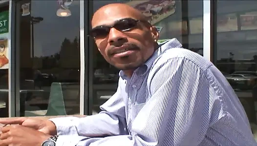 Vollbusige blonde PAWg-MILf von riesigen bbc im lebensmittelgeschäft abgeholt