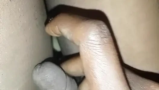 Evde yalnız adam gece yarısı mastürbasyon yapıyor, gecelik