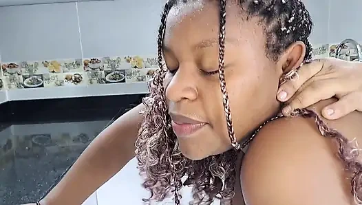 Kakak tiri saya tahu cara mengisap penisku