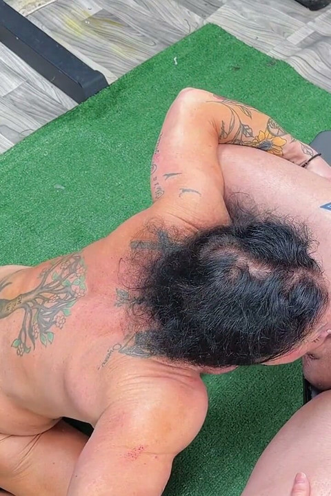Mere knep i træningscentret: Bicep curls & blowjobs
