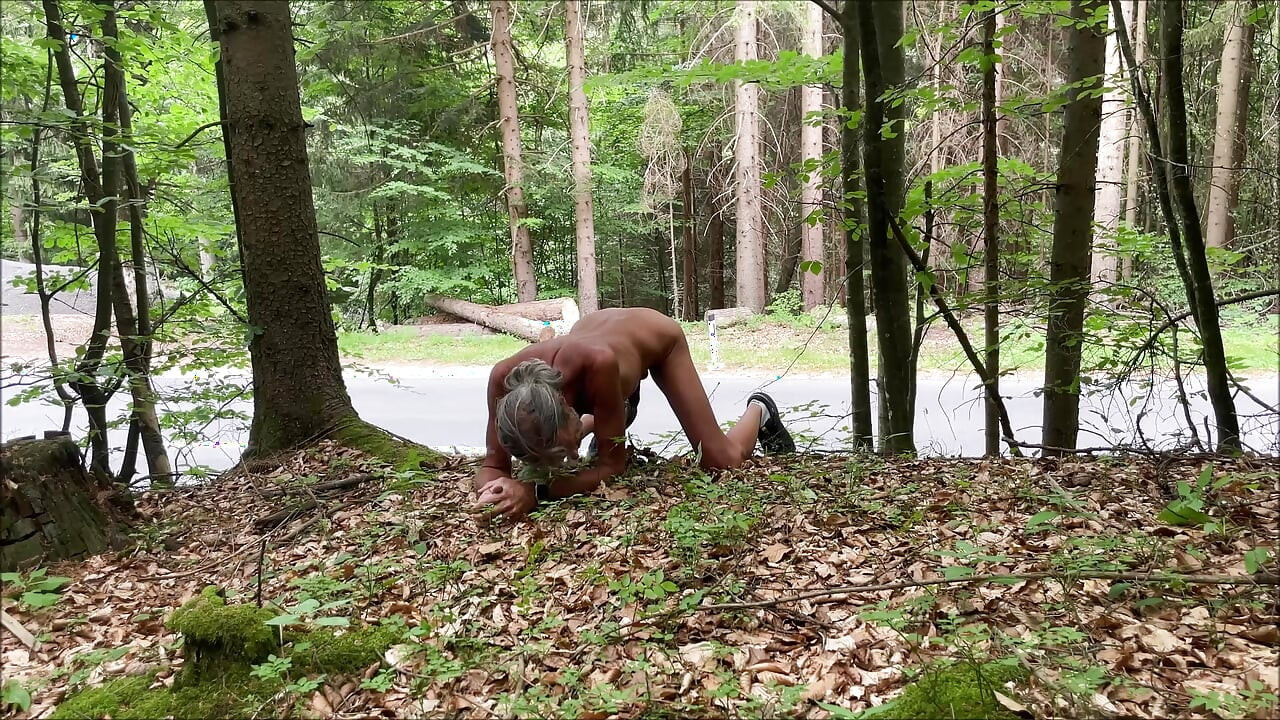 In broad daylight naked next to the street the ass presented ... dangerous