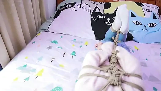 Hui13 - the Constraint of Skinny Jeans and White Socks