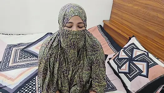 Aku mergokin istri tuannya lagi sendirian dan ngentot dia habis-habisan. bagian 01