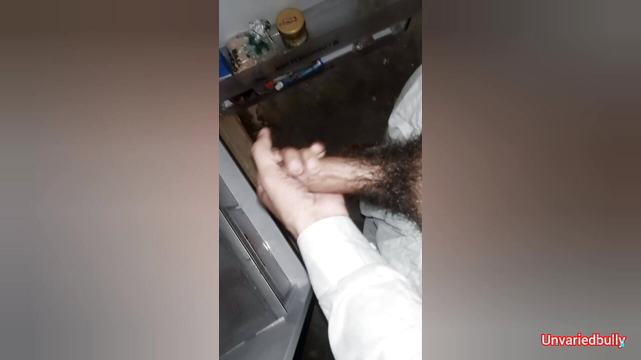 Geiler solo-junge wichst seinen schwanz mit butter bis zur explosion