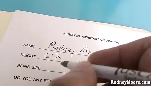 Geile milf-führungskraft wird auf dem schreibtisch geritten