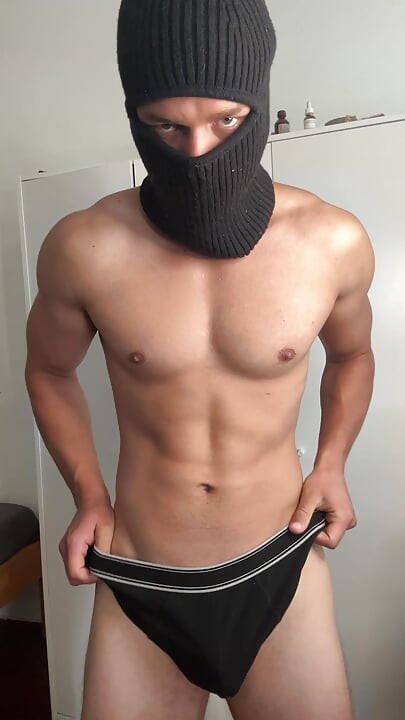 Maskerad ung hunk som visar upp sina muskler