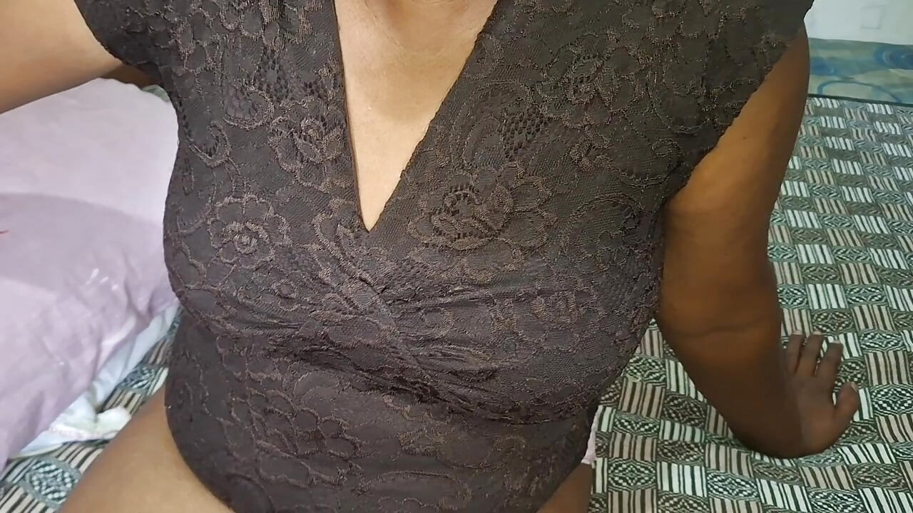 アジアのホームミルフが胸を見せる
