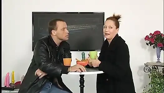 Süße milf spielt beim casting mit ihrer muschi