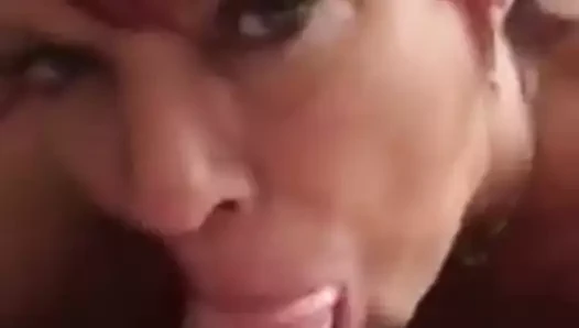 Escorpião sexy chupando meu pau