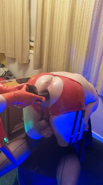 Moment émotionnel de « 5 jours de pegging - jour 1 : maîtresse s’est étirée le cul, attaché et pété sur son visage »