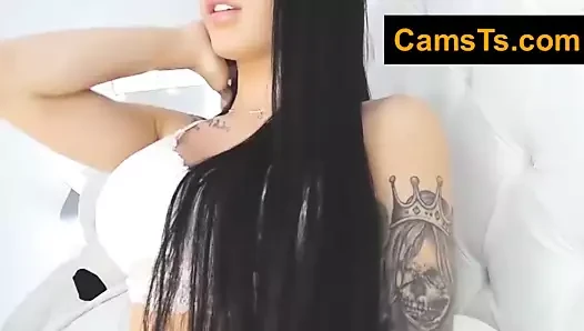 Güzel ve yuvarlak göğüsleri var