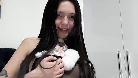 Genç Paskalya tavşanı kız yatakta mastürbasyon yapıyor