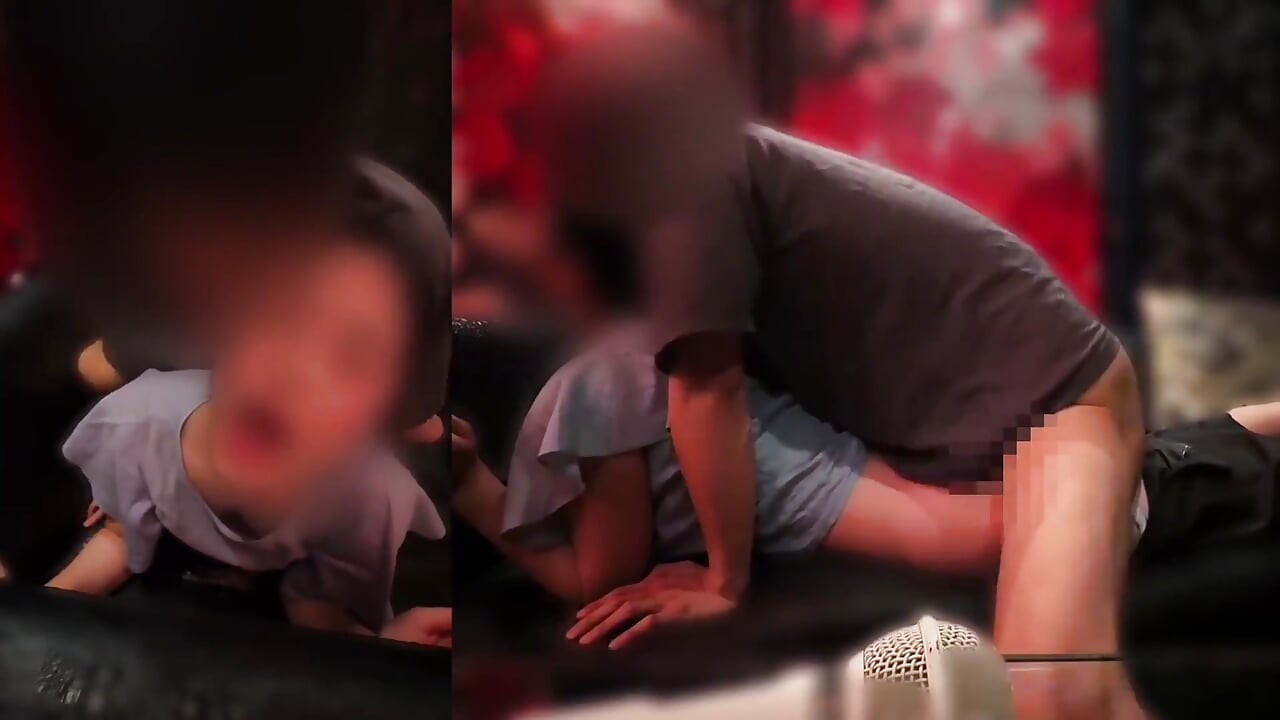 [与亲密女性朋友在卡拉OK上发生性关系]