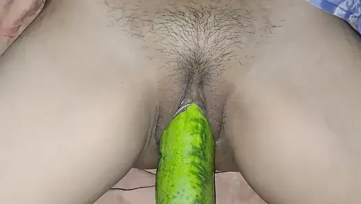 Apa yang seorang gadis masukkan ke dalam diskon mp4