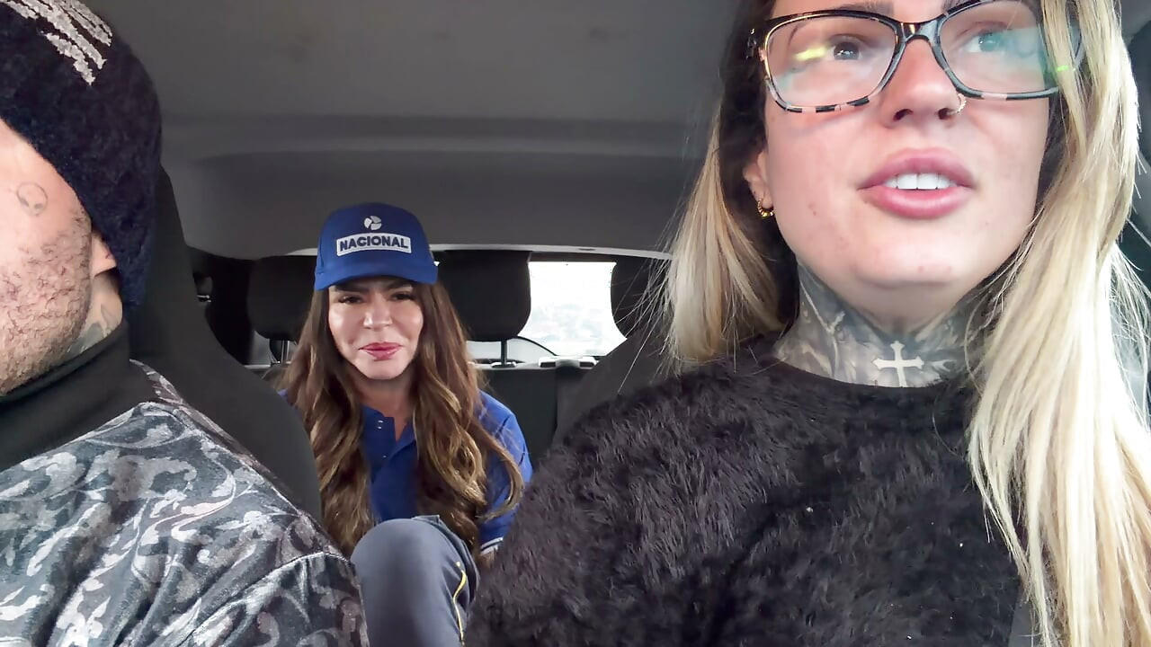 My husband's cuckold got out of the car and I called the gas station attendant to fuck and she accepted and got in the car and was so horny that she was all naked