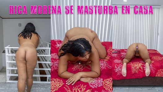 Mexicaanse brunette masturbeert alleen thuis