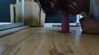 Dildo oefenen op de vloer met de handen achter de rug