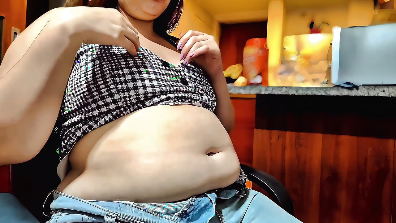 Jeu De Ventre Mou De Nicole Et Taquinage Juteux Avec Un Gros Cul