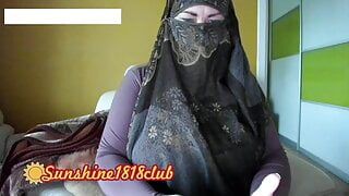 Arabische Muslimin im Hijab genießt Muschi und Arschspiele live vor der Kamera, aufgenommen am 20. November, aufgenommene Show