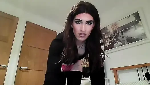 Kadın kılıklı kadın dölünü yutuyor