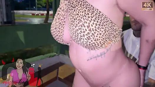 Я сексом на улице в течение дня с несколькими проехав автомобилями, на улице дрянь