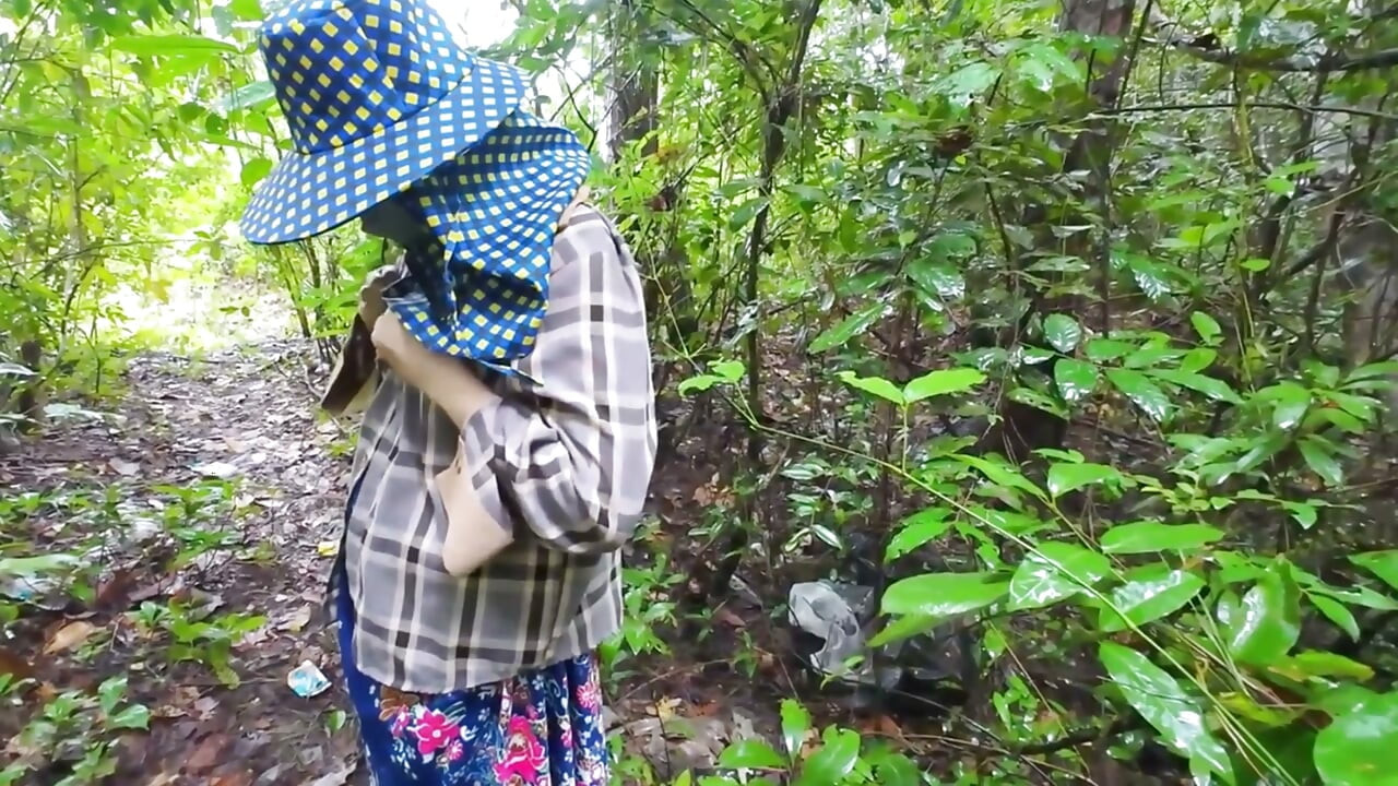 Thai Teenagers get Lost in the Forest and get Horny, so they have Sex.