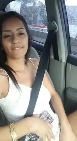 Morena safada se masturbando dentro do carro no transito
