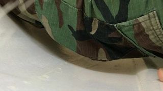 Paja pública en pantalones del ejército