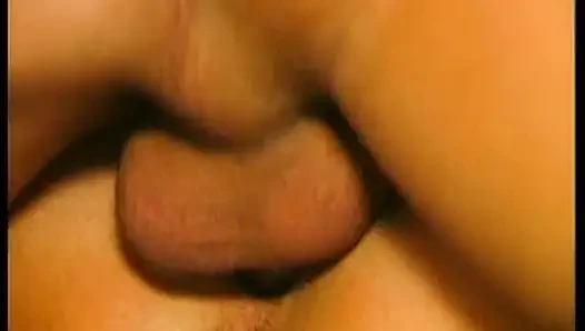 Seksi çoraplı çarpıcı esmer yarak emiyor ve sikiliyor