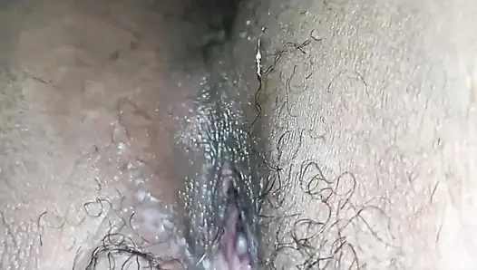 Memek berbulu dan montok istri super semok ini ngentot kaki jembut tebalnya