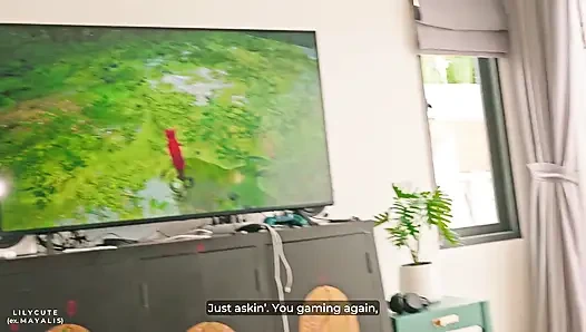 Teman Sekamar Gadis Membayar Dengan Mulutnya Dan Untuk Disewa Sambil Berbicara Di Telepon Dengan Seorang Pria