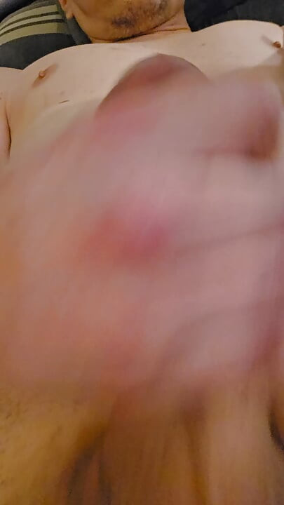 用我的玩具玩弄假阳具的自慰视频，但用手指插我的菊花